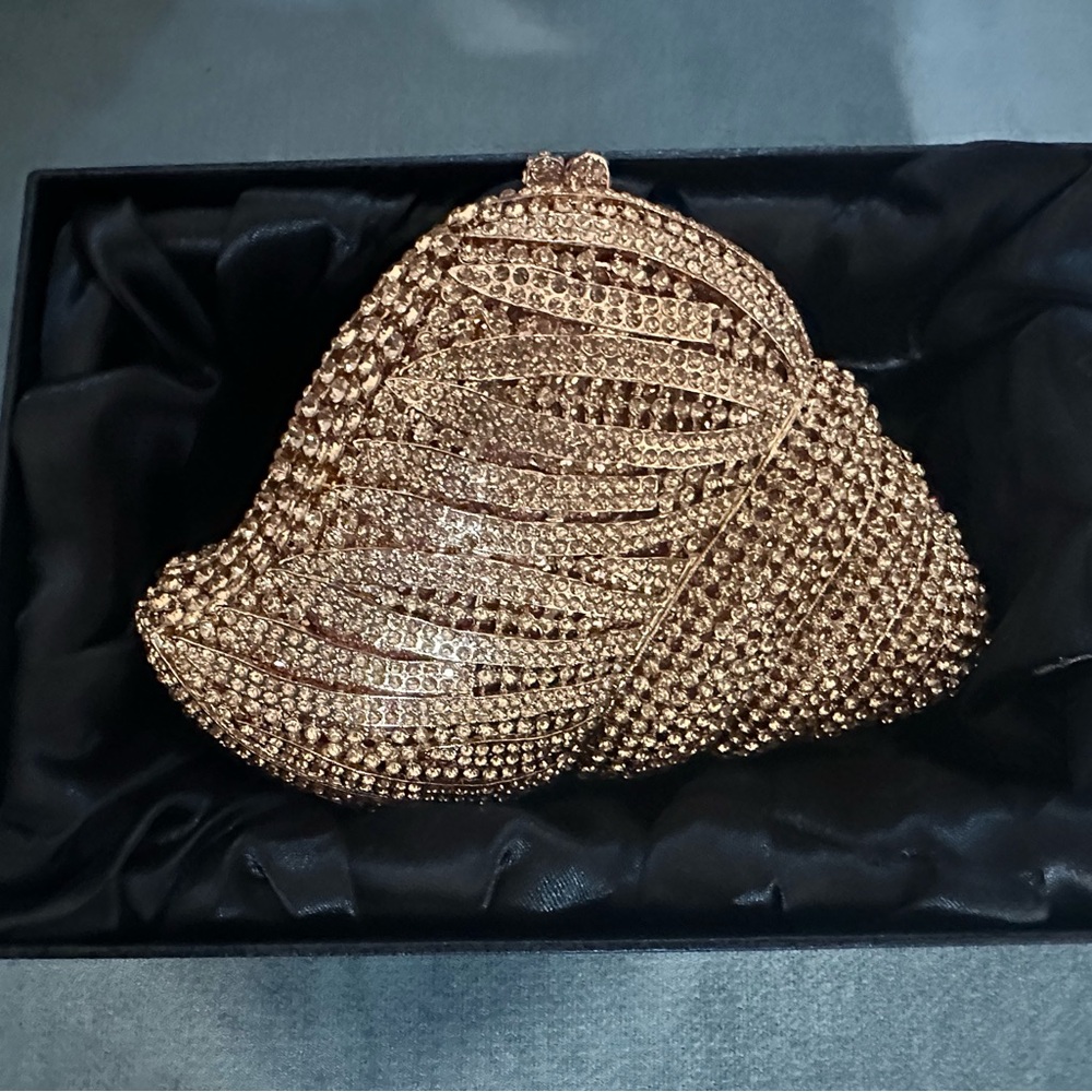 Natasha Shell Clutch - Picture 2 of 5